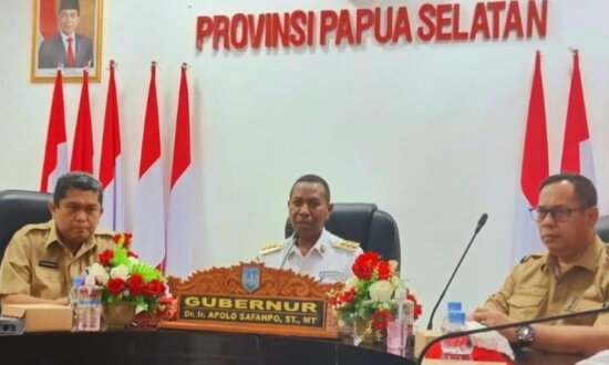 Pj Gubernur Apolo Safanpo (tengah) memberikan keterangan Pers di Gedung Negara Merauke. (Foto: Hendrik Resi/Seputarpapua)