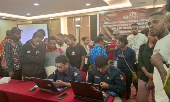 Petugas Pemutahiran Data Pemilih (Pantarlih) yang bertugas di wilayah pegunungan dan pesisir mengikuti Bimbingan Teknis (Bimtek) pengunaan aplikasi e-Coklit yang digelar oleh Komisi Pemilihan Umum (KPU) Kabupaten Mimika. (Foto: Arifin Lolialang/Seputarpapua)