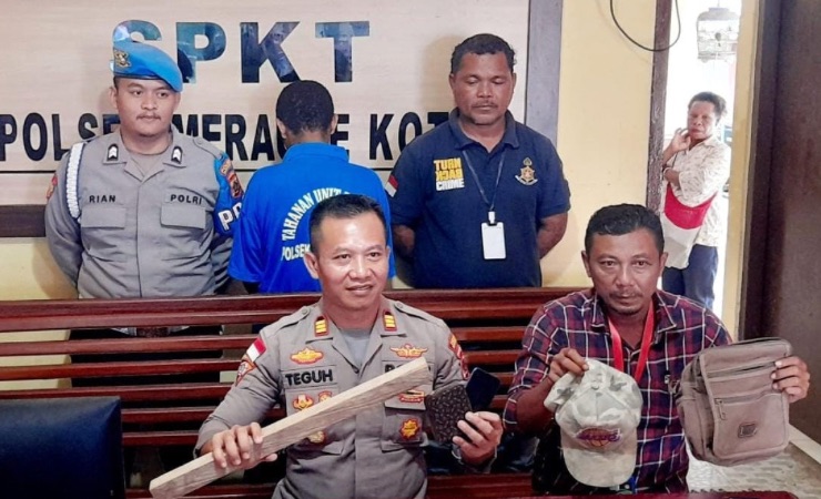 Kapolsek Merauke Kota, AKP Teguh Wahyudi memperlihatkan barang bukti kasus curas di Kudamati, Merauke (Foto: Hendrik Resi/Seputapapua)