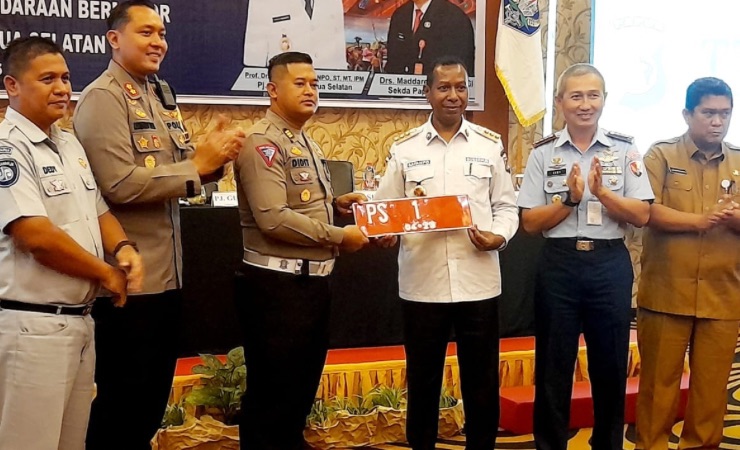 Penyerahan simbolis Plat Nomor Kendaraan kode PS dari PLO Polda Papua kepada Pj Gubernur Papua Selatan, Apolo Safanpo. (Foto: Hendrik Resi/Seputarpapua)