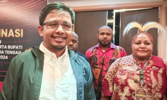 Komisioner KPU RI Idham Holik yang didampingi Ketua KPU Papua Tengah dan KPU Mimika. (Foto: Mujiono)