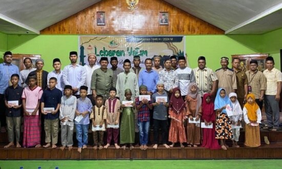 Panitia dan Pengurus PHBI Kabupaten Asmat foto bersama anak yatim piatu dalam perayaan Hari Asyura 10 Muharram 1446 Hijriah, Selasa (16/7/2024). (Foto: Elgo Wohel/Seputarpapua)