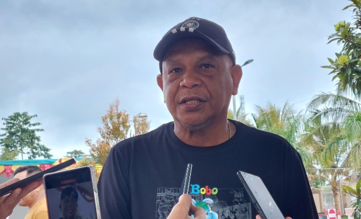 Kepala Disparbudpora Kabupaten Mimika Jacob Jantje Toisuta saat ditemui wartawan di Pelataran Gedung Eme Neme Yauware, Jumat (5/7/2024). (Foto: Fachruddin Aji/Seputarpapua)