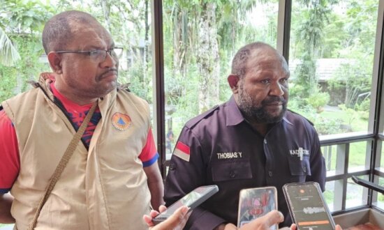 Kepala BPBD Mimika Mosez Yarangga dan Kepala Distrik Tembagapura Thobias Jawame memberikan keterangan kepada wartawan di Rimba Papua Hotel. Rabu (17/7/2024).