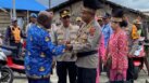 Sekda Asmat Absalom Amiyaram menjemput kedatangan Kapolres Asmat AKBP Samuel Dominggus Tatiratu bersama istri di Kabupaten Asmat, Provinsi Papua Selatan, Rabu (17/7/2024). (Foto: Elgo Wohel/Seputapapua)