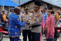 Sekda Asmat Absalom Amiyaram menjemput kedatangan Kapolres Asmat AKBP Samuel Dominggus Tatiratu bersama istri di Kabupaten Asmat, Provinsi Papua Selatan, Rabu (17/7/2024). (Foto: Elgo Wohel/Seputapapua)