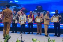 Penyerahan piagam penghargaan dari Ditjen Bina Keuangan Daerah Kemendagri RI kepada perwakilan Pemprov Papua Tengah (Foto: Dok Humas Pemprov Papua Tengah)