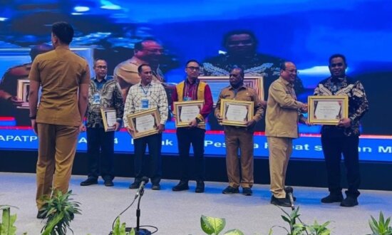 Penyerahan piagam penghargaan dari Ditjen Bina Keuangan Daerah Kemendagri RI kepada perwakilan Pemprov Papua Tengah (Foto: Dok Humas Pemprov Papua Tengah)