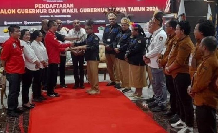 Bakal paslon BTM-YES saat mendaftar di KPU Papua. (Foto: Dok Tim BTM-YES)