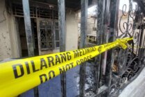 Rumah yang terbakar di Perumahan Bumi Kamoro Indah atau BTN Kamoro, Kelurahan Wonosari Jaya, Distrik Wania diberikan garis polisi usai dilakukan olah TKP, Jumat (30/8/2024). (Foto: Fachruddin Aji/Seputarpapua)