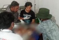 Petugas Kesehatan Puskesmas Sugapa saat menangani Raymond usai dinyatakan tewas ditembak kelompok KKB Lewis Kogoya. (Foto: Satgas Ops Damai Cartenz 2024)