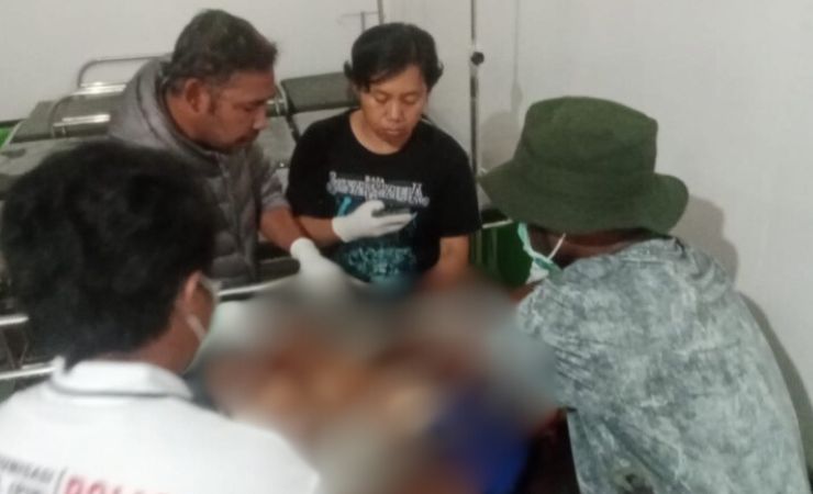 Petugas Kesehatan Puskesmas Sugapa saat menangani Raymond usai dinyatakan tewas ditembak kelompok KKB Lewis Kogoya. (Foto: Satgas Ops Damai Cartenz 2024)