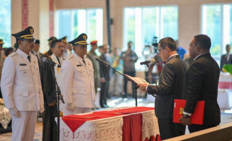 Proses pelantikan Pj Bupati Sarmi dan Pj Bupati Jayapura yang dilakukan oleh Pj Gubernur Papua. (Foto: Dian Mustika/Pemprov Papua)