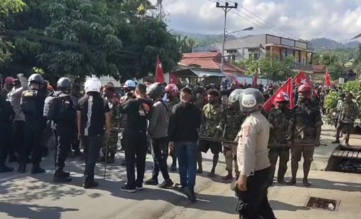 Aparat kepolisian saat melakukan pembubaran terhadap massa aksi yang merupakan simpatisan KNPB di Kota Jayapura, Papua, Kamis (15/6/2024). (Foto: Firga/Seputarpapua)