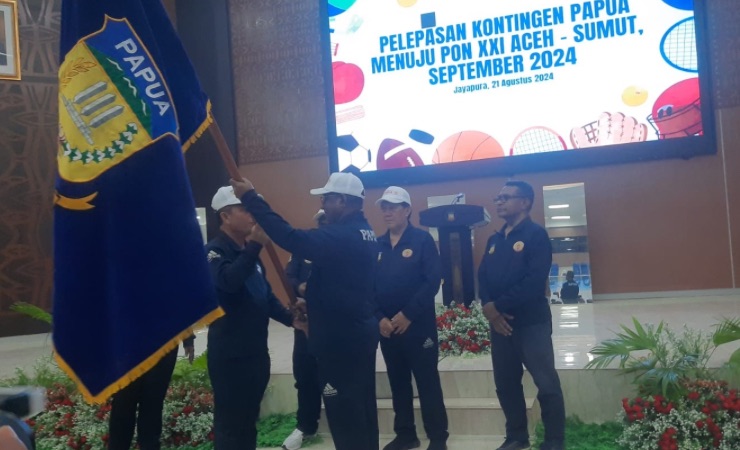 Penyerahan pataka dari pemerintah kepada kontingen (Foto: Vidi/Seputarpapua)