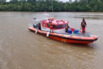 Tim SAR melanjutkan pencarian hari kelima korban perahu longboat terbalik di Potowaiburu. (Foto: Humas SAR Timika)