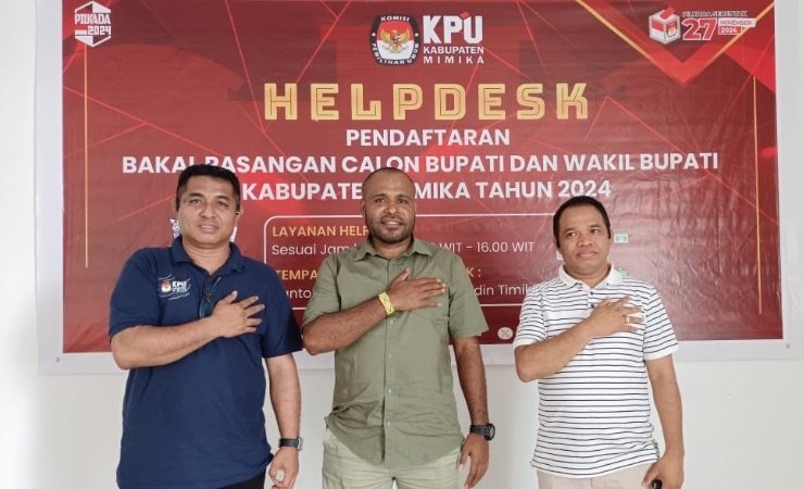 Ketua KPU Mimika didampingi Kordiv Hukum dan Kordiv Teknis usai memberikan keterangan kepada wartawan. (Foto: Mujiono/Seputarpapua)