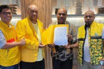 Maximus Tipagau (kemeja batik) bersama kader Partai Golkar saat menerima dukungan untuk Pilkada Mimika 2024. (Foto: Dok Tim Media MT)