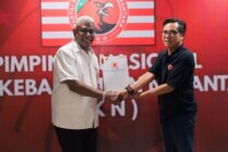 Pimpinan Nasional PKN menyerahkan surat dukungan kepada Johannes Rettob untuk maju di Pilkada 2024. (Foto: Dok PKN)