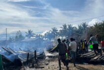 Kondisi Kios sekaligus rumah yang terbakar di Pronggo, Distrik Mimika Barat, Kabupaten Mimika, Provinsi Papua Tengah, Senin 26 Agustus 2024. (Foto: Kapolsek Mimika Barat Ipda Jamiludin)