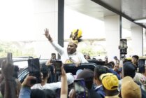 Kedatangan Bakal Calon Bupati Mimika, Maximus Tipagau di Bandara Mozes Kilangin. (Foto: Tim Media MT)