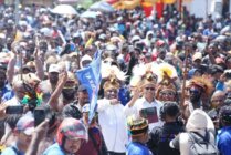 Pasangan AIYE saat disambut pendukungnya di Pelataran Gedung Eme Neme Yauware, Mimika, Papua Tengah, Rabu (28/8/2024).