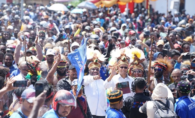 Pasangan AIYE saat disambut pendukungnya di Pelataran Gedung Eme Neme Yauware, Mimika, Papua Tengah, Rabu (28/8/2024).