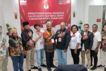 Komisioner KPU Mimika dan Bawaslu Mimika foto bersama usai pendaftaran hari kedua. Foto: Mujiono/Seputarpapua)