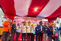 Pasangan Calon Alex Omaleng dan Yusuf Rombe berfoto dengan partai pendukung usai mendaftar di KPU Mimika. (Foto: Anya Fatma/Seputarpapua)