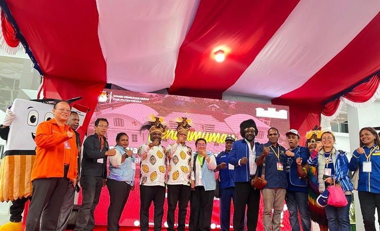 Pasangan Calon Alex Omaleng dan Yusuf Rombe berfoto dengan partai pendukung usai mendaftar di KPU Mimika. (Foto: Anya Fatma/Seputarpapua)