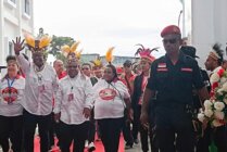 Pasangan Bakal Calon Bupati dan Wakil Bupati Johannes Rettob - Emanuel Kemong saat mendaftar ke KPU Mimika. (Foto: Mujiono/Seputarpapua)