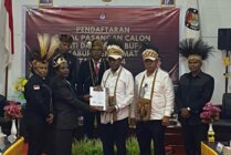 Pasangan bakal calon Bupati dan Wakil Bupati Thomas Eppe Safanpo dan Yoel Manggaprou mendaftar di KPU Kabupaten Asmat. (Foto: Elgo Wohel/ Seputarpapua)