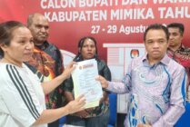 Komisioner KPU Mimika dan Sekretaris Partai Perindo Mimika yang didampingi Bawaslu Mimika saat menunjukkan surat dari DPP Partai Gerindra. (Foto: Mujiono/Seputarpapua)