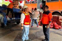 Proses distribusi bantuan bahan makanan untuk warga terdampak banjir di Kampung Nayaro, Distrik Mimika Baru, Kabupaten Mimika, Papua Tengah. (Foto: Dok Corpcomm PTFI)