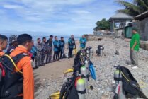 Anggota Dewan Pers, Atmaji Sapto Anggoro melepas melepas komunitas penyelam Gorontalo bersihkan sampah di laut. (Foto: Ist)