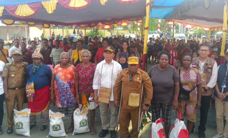 Foto bersama Menko PMK Muhadjir Effendy, Pj Sekda Mimika Petrus Yumte dengan penerima bantuan sosial. (Foto: Ist for Seputarpapua)