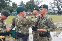 Danbrigif 20/IJK/3 Kostrad Letkol Inf Raden Yoga Raharja saat menyematkan pangkat kepada Mayor Inf Arief Handoko Usman selaku Danyonif 754/ENK/20/3 Kostrad yang baru menggantikan Letkol Inf Cecep Cahyadi, di Mako Yonif 754/ENK/20/3 Kostrad, Jalan Agimuga, Mile 32, Mimika, Papua Tengah, Sabtu (10/8/2024). (Foto: Fachruddin Aji/Seputarpapua)