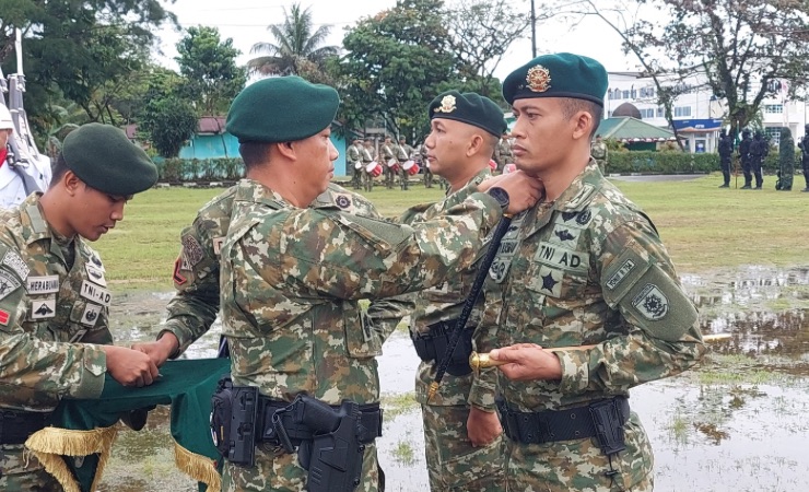 Danbrigif 20/IJK/3 Kostrad Letkol Inf Raden Yoga Raharja saat menyematkan pangkat kepada Mayor Inf Arief Handoko Usman selaku Danyonif 754/ENK/20/3 Kostrad yang baru menggantikan Letkol Inf Cecep Cahyadi, di Mako Yonif 754/ENK/20/3 Kostrad, Jalan Agimuga, Mile 32, Mimika, Papua Tengah, Sabtu (10/8/2024). (Foto: Fachruddin Aji/Seputarpapua)