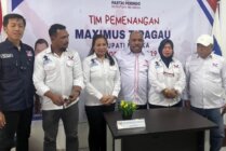 Maximus Tipagau dan Peggi Patricia Pattipi berfoto bersama pengurus DPC Partai Perindo. (Foto: Tim Media MT)