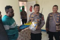 Kapolsek Mimika Baru AKP J Limbong saat menyerahkan bantuan peralatan olahraga voli dan bantuan sosial kepada warga dan pemuda Kelurahan Inauga, Selasa (13/8/2024). (Foto: Humas Polsek Mimika Baru)