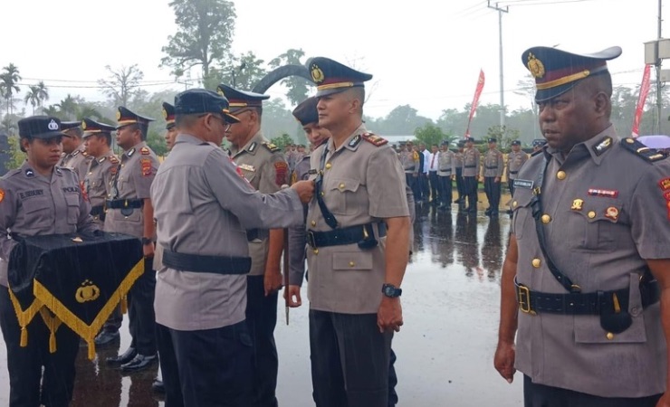 Pelepasan tanda jabatan Kapolsek oleh Kapolres Mimika AKBP I Komang Budiartha atas pejabat Kapolsek yang berpindah tugas dan jabatan dari lingkup Polres Mimika. (Foto: Fachruddin Aji/Seputarpapua)