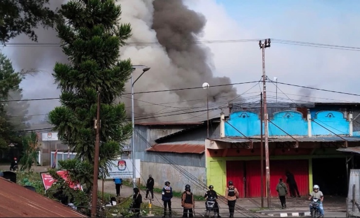 Tampak Kantor KPU Papua Pegunungan dibakar dan puluhan pendemo diamankan ke Polres Jayawijaya. (Foto: Ist)