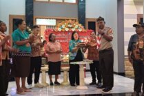 First J. Erari saat memotong kue peringatan hari Pramuka ke-63. (Foto: Arifin Lolialang/Seputarpapua)