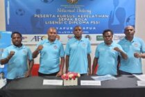 Lima pelatih asal Mimika yang dikirim Askab PSSI Mimika mengikuti pelatihan di Kota Jayapura, Papua. (Foto: Dok Askab PSSI Mimika)