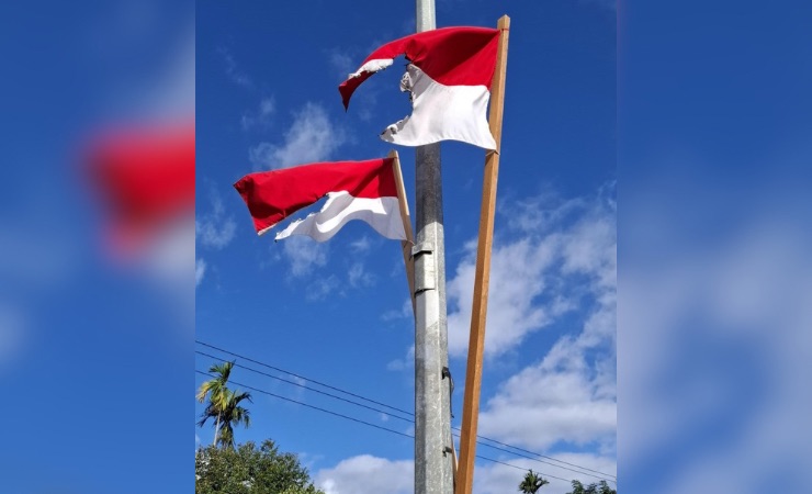 Tampak dua bendera yang dipasang di tengah Jalan Cenderawasih dibakar oknum pemuda. (Foto: Ist)