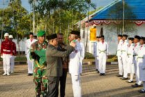 Penjabat (Pj) Bupati Mappi, Michael R. Gomar mengukuhkan Anggota Pasukan Pengibar Bendera (Paskibra). (Foto: Dok Pemda Mappi)