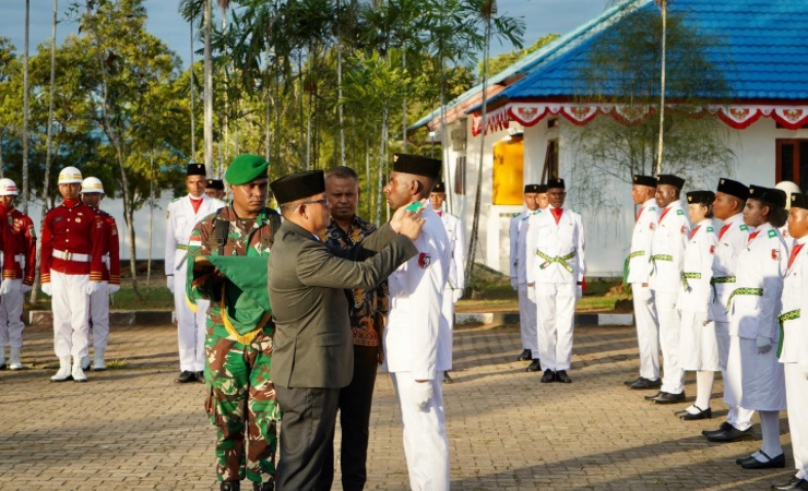 Penjabat (Pj) Bupati Mappi, Michael R. Gomar mengukuhkan Anggota Pasukan Pengibar Bendera (Paskibra). (Foto: Dok Pemda Mappi)