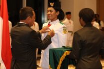 Pj Gubernur Papua saat memasangkan lencana kepada salah satu anggota Paskibraka. (Foto: Dian Mustika)