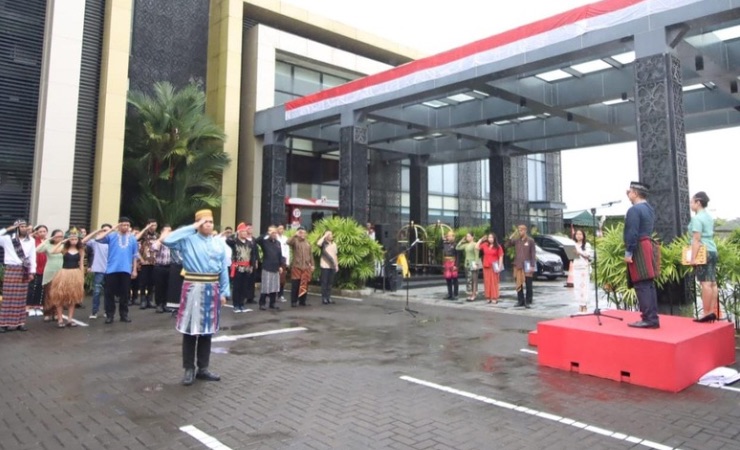 Suasana pelaksanaan upacara bendera peringati HUT ke-79 Republik Indonesia yang digelar Manajemen Swiss-Belinn Timika. (Foto: Dok Swiss-Belinn Timika)