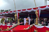 Plt Bupati Mimika Johannes Rettob menyerahkan bendera merah putih kepada Marzalina Warwey pada Upacara Pengibaran Bendera 17 Agustus 2024 (Foto: Anya Fatma/Seputarpapua)